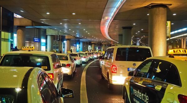 Taxi dagli Aeroporti di Milano: La Guida Completa a Tariffe, Tempi e Truffe da Evitare