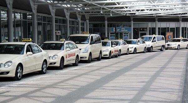 Taxi vs Alternative: la Guida per Muoversi a Milano nel 2026